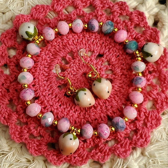 Handmade glass bead ceramic pink 🍓 charm bracelet w/matching earrings. - Picture 1 of 8